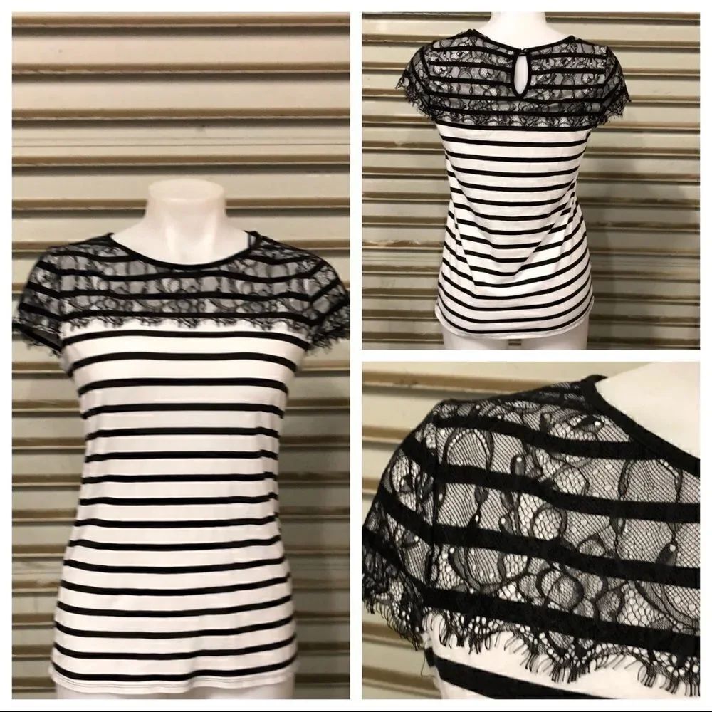 🛍️Elle top with lace around shoulders size small